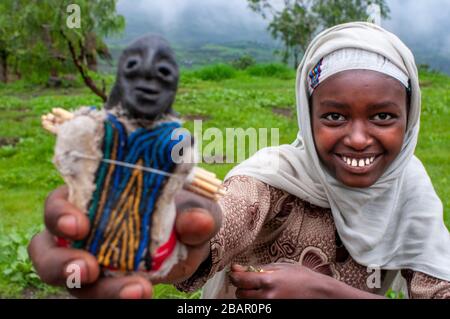 Nakuto Lab Rock Kirche, Amhara Region, Lalibela, Äthiopien. Eine Mädchen verkauft Kunsthandwerk am Eingang des Klosters Nakuto Lab. In Lalibela besuchen Stockfoto