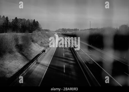 Kranj, Slowenien, 20. März 2020: Eine leere Autobahn beim Ausbruch des Coronavirus im ganzen Land wird von einer eingezäunten Überführung aus gesehen. Stockfoto