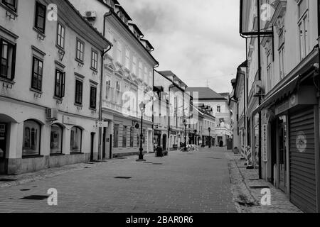 Kranj, Slowenien, 22. März 2020: Die leere alte Innenstadt von Kranj, Slowenien, während des Coronavirus-Ausbruchs landesweite Sperrung. Stockfoto