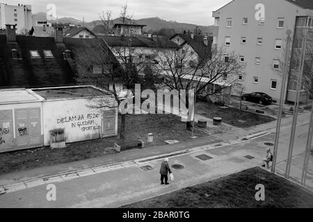 Kranj, Slowenien, 22. März 2020: Zwei ältere Frauen sprechen auf der Straße miteinander, wobei sie eine große Distanz gemäß den Regeln der sozialen Distanzierung während des landesweiten Ausbruchs des Coronavirus halten. Stockfoto