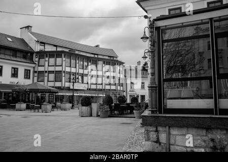 Kranj, Slowenien, 22. März 2020: Die leere alte Innenstadt von Kranj, Slowenien, während des Coronavirus-Ausbruchs landesweite Sperrung. Stockfoto