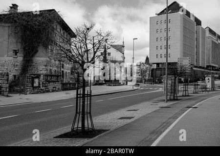 Kranj, Slowenien, 22. März 2020: Die leeren Straßen und Gehwege in der Stadt Kranj, Slowenien, während des Coronavirus-Ausbruchs landesweit gesperrt. Stockfoto