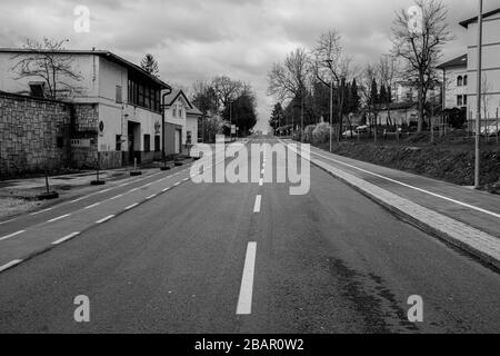 Kranj, Slowenien, 22. März 2020: Eine leere Straße und Gehwege in der Stadt Kranj, Slowenien, während des Coronavirus-Ausbruchs landesweit gesperrt. Stockfoto