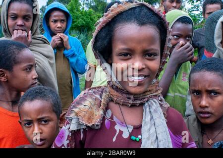 Eine kulturelle Aufführung des traditionellen äthiopischen Lieds und Tanzes in Lalibela während des Meskel-Festivals, Äthiopien Stockfoto