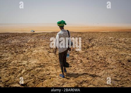 Ein Mann spaziert auf Schwefel- und Mineralsalzformationen in der Nähe von Dallol in der Danakil-Depression im Norden Äthiopiens am 22. April 2013. Stockfoto