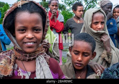 Eine kulturelle Aufführung des traditionellen äthiopischen Lieds und Tanzes in Lalibela während des Meskel-Festivals, Äthiopien Stockfoto