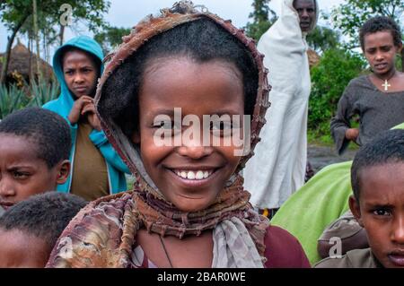 Eine kulturelle Aufführung des traditionellen äthiopischen Lieds und Tanzes in Lalibela während des Meskel-Festivals, Äthiopien Stockfoto