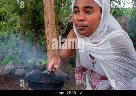 Äthiopische Kaffeezeremonie in Lalibela, Amhara-Region, Nordäthiopien Stockfoto