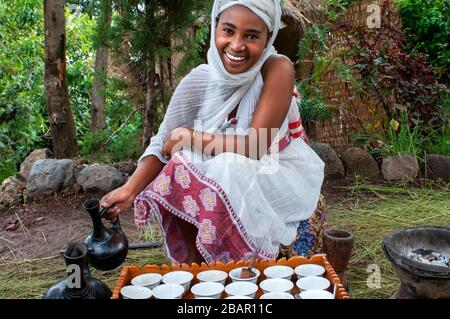 Äthiopische Kaffeezeremonie in Lalibela, Amhara-Region, Nordäthiopien Stockfoto