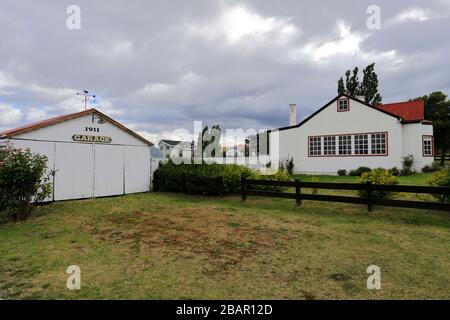 Blick auf das Dorf Puerto Bories in der Nähe der Stadt Puerto Natales, Patagonien, Chile, Südamerika Stockfoto