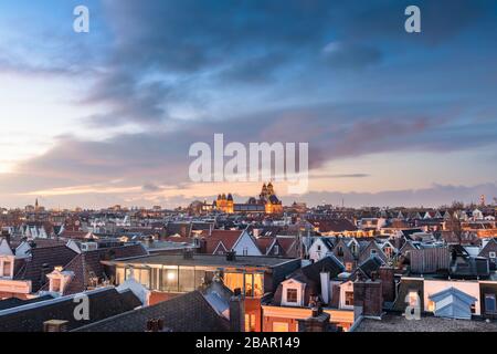 Amsterdam; Niederlande Blick auf das Stadtbild von de Pijp in der Abenddämmerung. Stockfoto