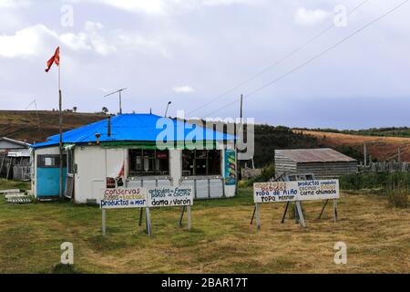 Blick auf die Villa Dorotea in der Nähe der Stadt Puerto Natales, Patagonien, Chile, Südamerika Stockfoto