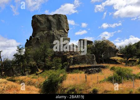 The Devils Chair Rock, Milodon Cave (Cueva del Milodon Natural Monument), Puerto Natales City, Patagonia, Chile, Südamerika Stockfoto