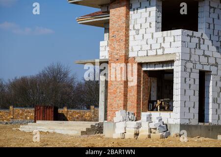 Bau eines zweistöckigen Landhauses aus einem Gasblock Stockfoto