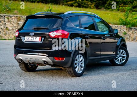 Ford Kuga SUV der zweiten Generation, schwarze Metallic-Farbe, Panorama-Decke, Traktion 4x4, Automatikgetriebe, isoliert auf einem leeren Parkplatz, Stockfoto