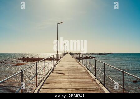 Moonta Bay mit Anlegesteg an einem hellen Tag, Yorke Peninsula, South Australia Stockfoto