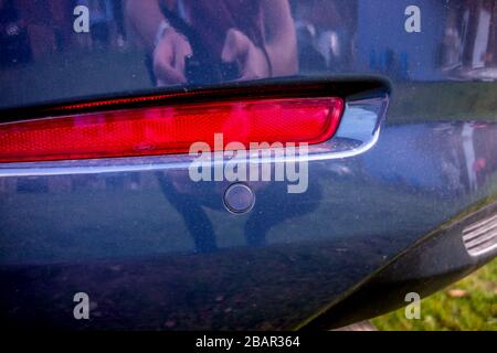 Parkassistenz - Parksensoren am Autostoßfänger montiert. Hinten, vorne und seitlich. Stockfoto