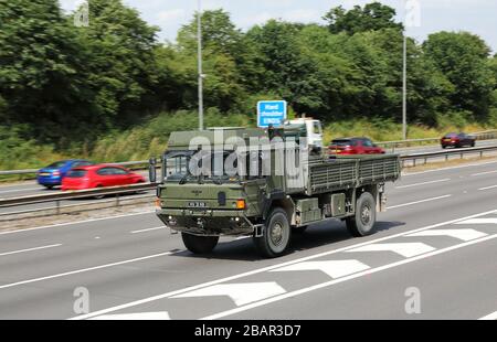 Ein man-Unterstützungswagen der British Army, der auf einer Autobahn in Großbritannien unterwegs ist. Stockfoto