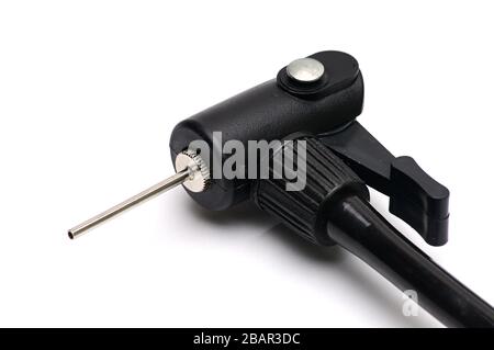 Pumpe und Nadel zum Aufblasen der Luft auf einem isolierten weißen Hintergrund Stockfoto