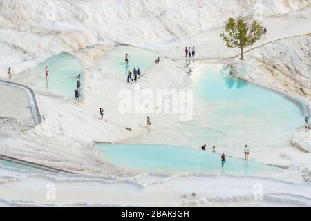 Schöne Landschaft mit Travertiner Terrassen in Pamukkale, Türkei Stockfoto