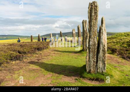 Der Ring of Brodgar ist ein altes neolithisches Henge- und Steinkreisdenkmal auf dem Festland, Orkney, Schottland, Großbritannien. Stockfoto