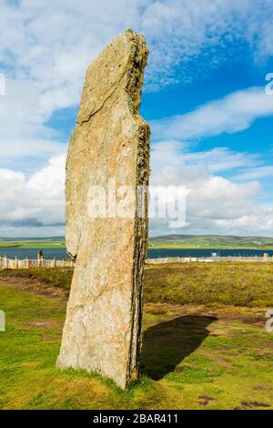 Der Ring of Brodgar ist ein altes neolithisches Henge- und Steinkreisdenkmal auf dem Festland, Orkney, Schottland, Großbritannien. Stockfoto