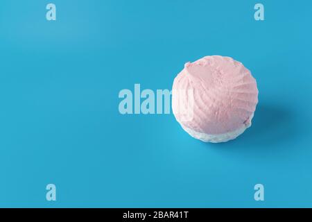 Rosa und Weiß süße Luft-Marshmallows auf blauem Hintergrund. Delikates Dessert. Stockfoto