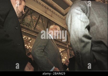 Sir James Goldsmith, Anführer der Referendumspartei, spricht vor einer regionalen Parteitagung im Caledonian Hotel, Edinburgh mit der Presse. Goldsmith wurde 1933 geboren und wurde ein britischer Milliardär Geschäftsmann und Gründer der kurzlebigen euroskeptischen Referendumspartei in Großbritannien, die bei den Parlamentswahlen 1997 im Vereinigten Königreich Kandidaten stellte. Er starb später in diesem Jahr in Spanien. Stockfoto