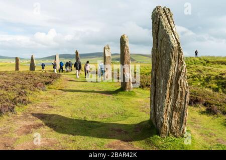 Der Ring of Brodgar ist ein altes neolithisches Henge- und Steinkreisdenkmal auf dem Festland, Orkney, Schottland, Großbritannien. Stockfoto
