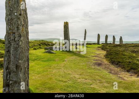 Der Ring of Brodgar ist ein altes neolithisches Henge- und Steinkreisdenkmal auf dem Festland, Orkney, Schottland, Großbritannien. Stockfoto