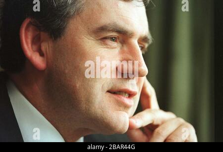 Porträt des britischen Politikers Gordon Brown in seinem Haus in Fife, Schottland, bevor er Regierungsminister wurde. Das Parlamentsmitglied war 10 Jahre lang Schatzkanzler, seit der Zeit des Wahlsiegs der Labour-Partei im Vereinigten Königreich 1997. Er wurde weithin zum Nachfolger seines politischen Verbündeten Premierministers Tony Blair gekippt. Stockfoto
