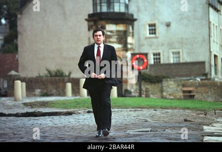 Porträt des britischen Politikers Gordon Brown in seinem Haus in Fife, Schottland, bevor er Regierungsminister wurde. Das Parlamentsmitglied war 10 Jahre lang Schatzkanzler, seit der Zeit des Wahlsiegs der Labour-Partei im Vereinigten Königreich 1997. Er wurde weithin zum Nachfolger seines politischen Verbündeten Premierministers Tony Blair gekippt. Stockfoto