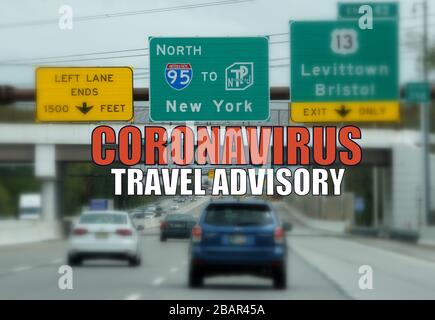 Coronavirus Travel Advisory auf einem verschwommenen Autobahnhintergrund Stockfoto