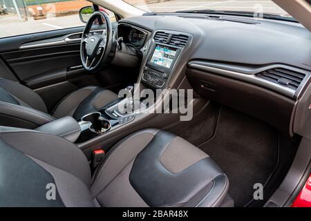 Lederpolster kombiniert mit Textilmaterial. Das luxuriöse Interieur einer Ford Mondeo Titanium Ausrüstung aus dem Jahr 2017 Stockfoto