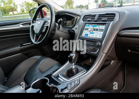 Lederpolster kombiniert mit Textilmaterial. Das luxuriöse Interieur einer Ford Mondeo Titanium Ausrüstung aus dem Jahr 2017 Stockfoto