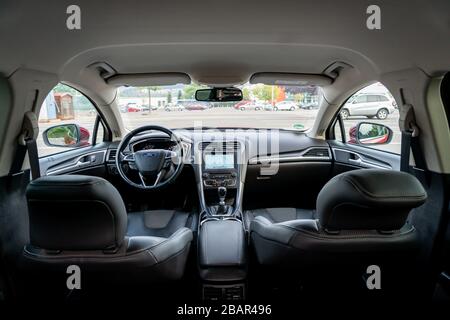 Lederpolster kombiniert mit Textilmaterial. Das luxuriöse Interieur einer Ford Mondeo Titanium Ausrüstung aus dem Jahr 2017 Stockfoto