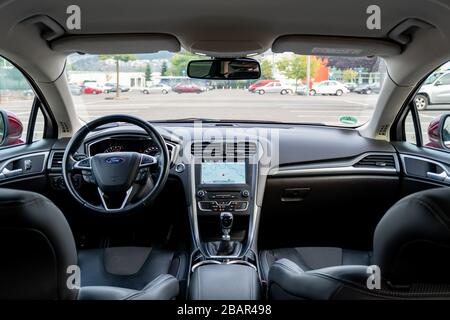 Lederpolster kombiniert mit Textilmaterial. Das luxuriöse Interieur einer Ford Mondeo Titanium Ausrüstung aus dem Jahr 2017 Stockfoto