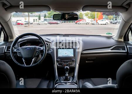 Lederpolster kombiniert mit Textilmaterial. Das luxuriöse Interieur einer Ford Mondeo Titanium Ausrüstung aus dem Jahr 2017 Stockfoto