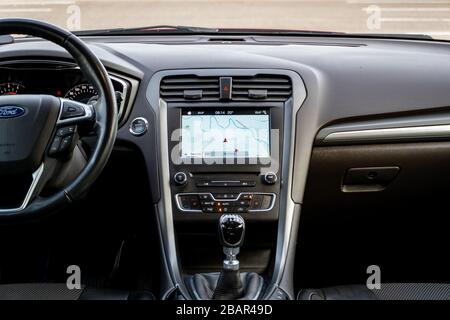 Lederpolster kombiniert mit Textilmaterial. Das luxuriöse Interieur einer Ford Mondeo Titanium Ausrüstung aus dem Jahr 2017 Stockfoto