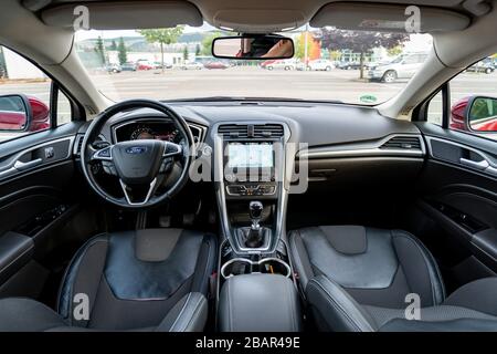 Lederpolster kombiniert mit Textilmaterial. Das luxuriöse Interieur einer Ford Mondeo Titanium Ausrüstung aus dem Jahr 2017 Stockfoto