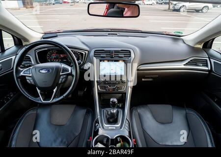 Lederpolster kombiniert mit Textilmaterial. Das luxuriöse Interieur einer Ford Mondeo Titanium Ausrüstung aus dem Jahr 2017 Stockfoto