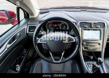 Lederpolster kombiniert mit Textilmaterial. Das luxuriöse Interieur einer Ford Mondeo Titanium Ausrüstung aus dem Jahr 2017 Stockfoto