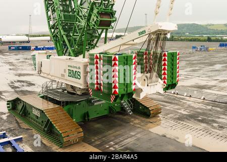 Riesenkran Liebherr LR, zum Laden von Windenergieanlagenkomponenten im Belfast Harbour, Nordirland, Großbritannien. Stockfoto