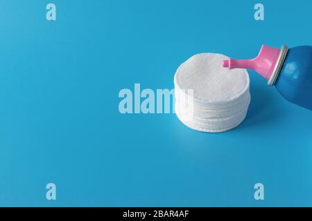 Baumwollpolster zur Hautpflege, zur Reinigung des Gesichts von Kosmetika mit tonischem oder mizellarem Reinigungswasser. Kosmetische Produkte Stockfoto