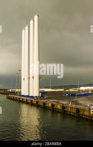 Komponenten von Windenergieanlagen, die auf Montage und Transport im Belfast Harbour, Nordirland, Großbritannien warten. Stockfoto