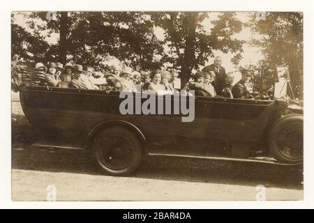 Postkarte aus den 1920er Jahren eines typischen Charabanc-Outings, Frauen tragen Cloche-Hüte, die zu der Zeit modisch sind, Stockfoto