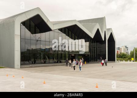 Das von Zaha Hadid entworfene Riverside Museum (2011) enthält das Glasgow Museum of Transport im Pointhouse Quay im Hafen von Glasgow, Schottland, Großbritannien. Stockfoto
