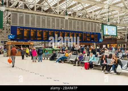 Der Landgang am Hauptbahnhof von Glasgow, in dem Warte- und Zuginformationen angezeigt werden. Glasgow, Schottland, Großbritannien. Stockfoto