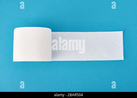 Toilettenpapier rollt auf blauem Hintergrund. Hygienekonzept Stockfoto
