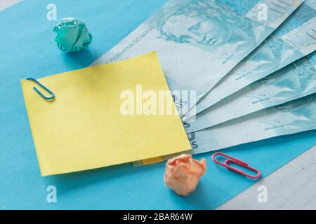 Brasilianisches Geld, 100 Reais-Banknoten mit gelber Note auf eigenen Zetteln. Stockfoto